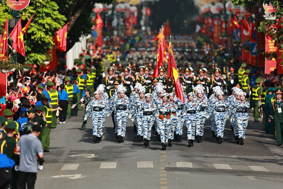 Khối nữ Sỹ quan Quân y là lực lượng làm việc quên mình, xông pha trong mưa bom, bão đạn, cứu chữa bộ đội và nhân dân, khắc phục thiên tai, thảm họa, phòng chống dịch bệnh, lập nhiều thành tích đặc biệt xuất sắc. (Ảnh: Minh Sơn/Vietnam+)