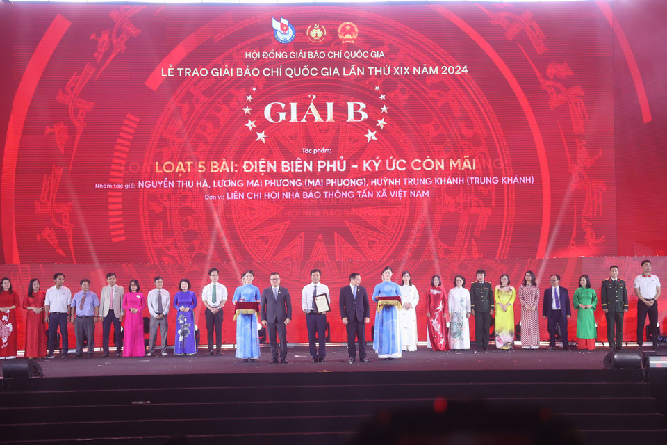 Đại diện tác giả từ Liên chi hội Nhà báo Thông tấn xã Việt Nam nhận Giải B cho loạt 5 bài: Điện Biên Phủ - Ký ức còn mãi. (Ảnh: Hoài Nam/Vietnam+)