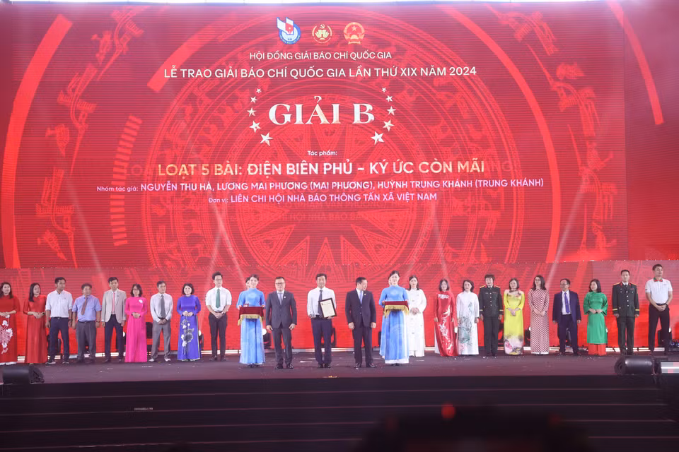 Đại diện tác giả từ Liên chi hội Nhà báo Thông tấn xã Việt Nam nhận Giải B cho loạt 5 bài: Điện Biên Phủ - Ký ức còn mãi. (Ảnh: Hoài Nam/Vietnam+)