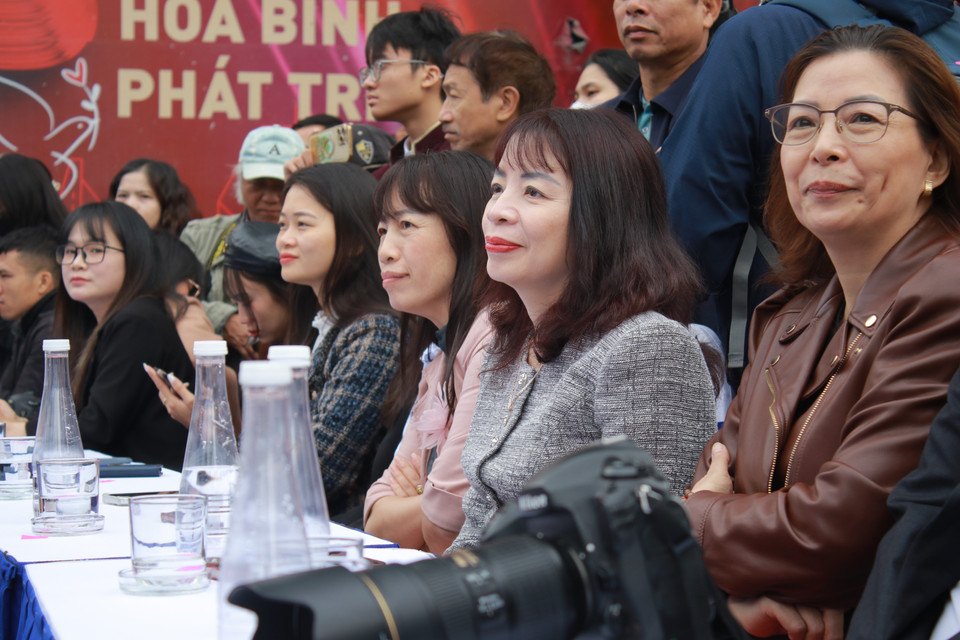 Niềm vui từ trên sân khấu lan tỏa xuống khán giả. (Ảnh: Minh Anh/Vietnam+)