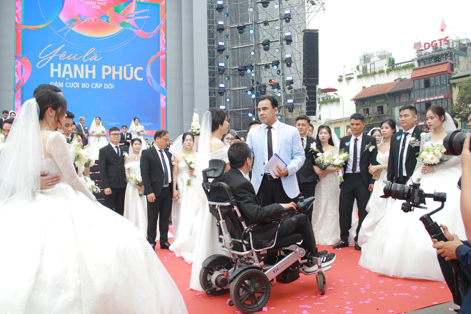 Cặp số 26 từng nhiều lần chia rồi hợp, sau đó đến với hôn nhân nhau được 14 năm, nhưng bị tai nạn đến nay đã 8 năm bị ảnh hưởng từ tai nạn, người chồng phải ngồi xe lăn. Nhưng vượt qua tất cả, anh chị trao nhau tình nghĩa vợ chồng, sự yêu thương, nhẫn nại với nhau. (Ảnh: Minh Anh/Vietnam+)