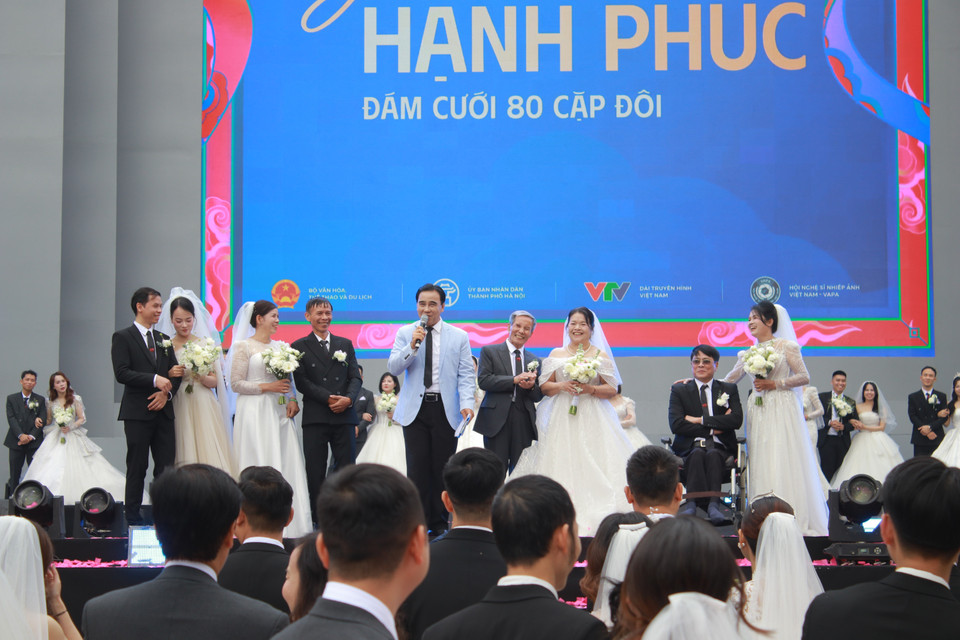 3 gia đình, gia đình đầu tiên với 2 thế hệ các con sắp cưới và cha mẹ "hấp hôn" - hâm nóng tại hôn nhân; gia đình thứ 2 mang thông điệp hãy yêu thương chứ đừng gia trưởng và cặp đôi thứ ba mang câu chuyện về tình yêu thương và sự cảm thông chia sẻ. (Ảnh: Minh Anh/Vietnam+)
