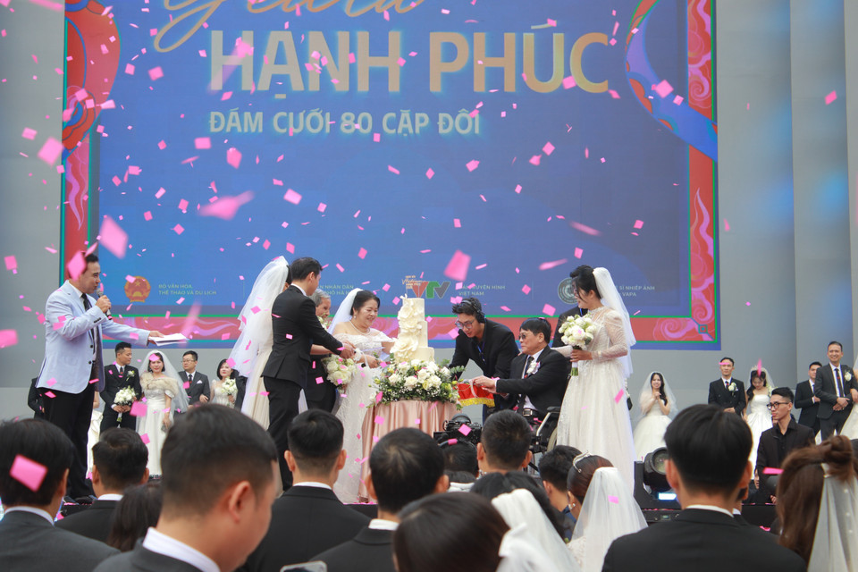 Các cặp đôi cùng cắt bánh đại diện cho 80 hôn nhân hạnh phúc. (Ảnh: Minh Anh/Vietnam+)