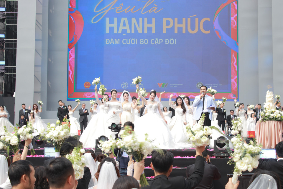 Rực rỡ những cô dâu được nhà tài trợ tặng váy cưới - món quà rực rỡ đánh dấu một chặng đường hạnh phúc mới. ()