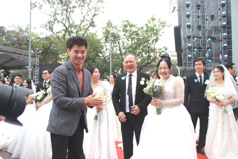 Nghệ sỹ Nhân dân Xuân Bắc - Cục trưởng Cục Nghệ thuật Biểu diễn trở thành MC và "chủ hôn" cho 80 cặp đôi đủ các độ tuổi, từ các cặp chưa thành hôn đến những cặp "đám cưới kim cương" 50 năm. (Ảnh: Minh Anh/Vietnam+)