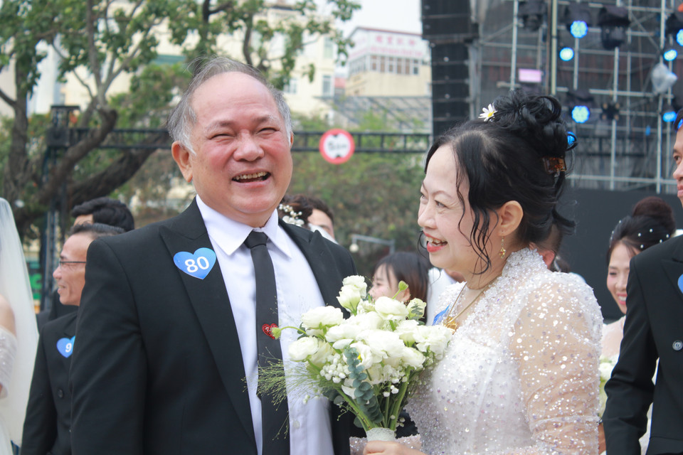 Nụ cười rạng rỡ khi được có nhau trong đời. (Ảnh: Minh Anh/Vietnam+)