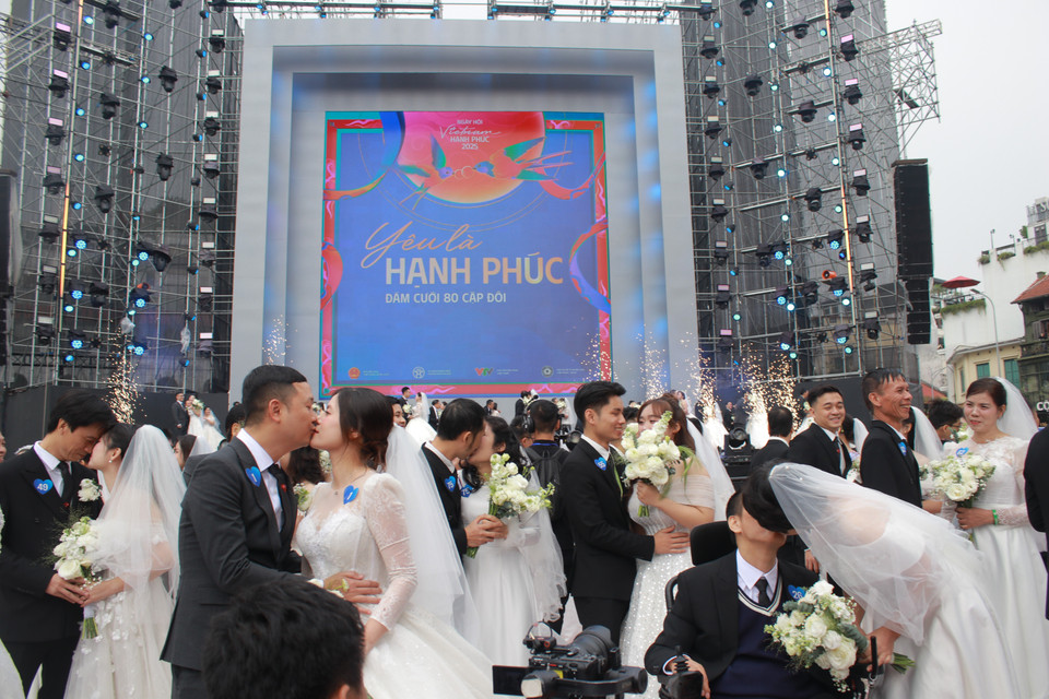 Theo kịch bản, các cặp sẽ đồng loạt trao nhau một nụ hôn, tuy nhiên để nâng cảm xúc chung, các cặp được Cục trưởng, Nghệ sỹ Nhân dân Xuân Bắc đề nghị hôn nhau nhiều lần. (Ảnh: Minh Anh/Vietnam+)