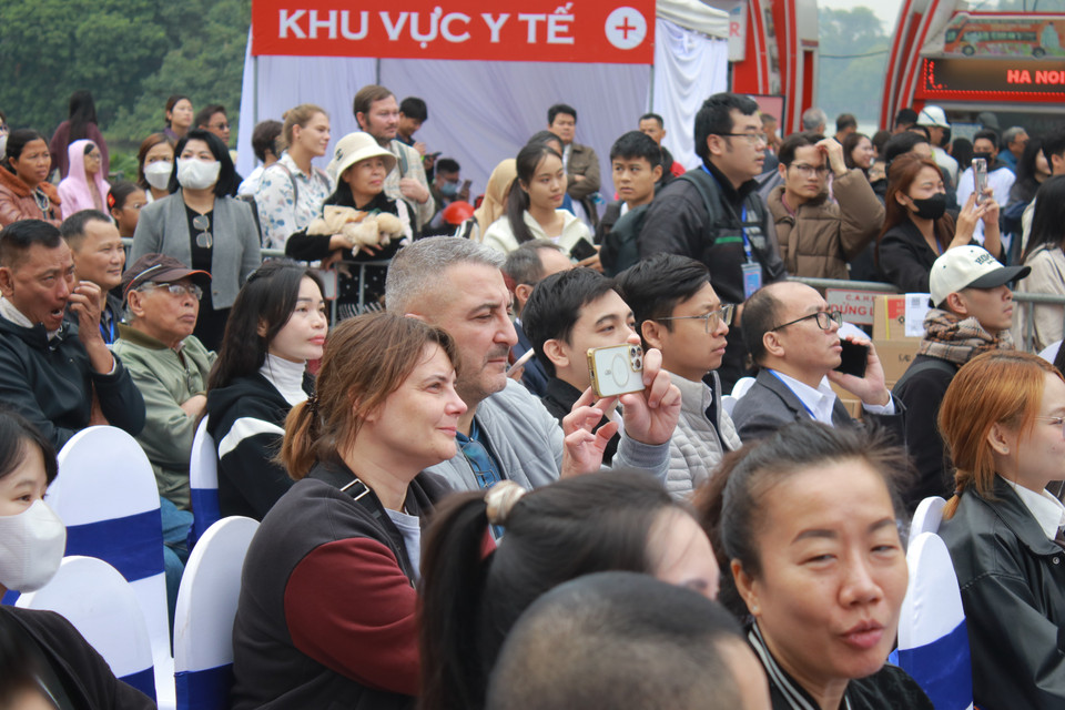 Ngày hội Việt Nam Hạnh Phúc diễn ra tại phố đi bộ Hồ Gươm, thu hút không chỉ du khách từ trong mà còn cả ngoài nước. (Ảnh: Minh Anh/Vietnam+)