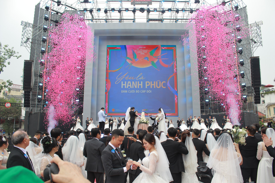 Khoảnh khắc tình yêu được hâm nóng cả trên và dưới sân khấu. (Ảnh: Minh Anh/Vietnam+)