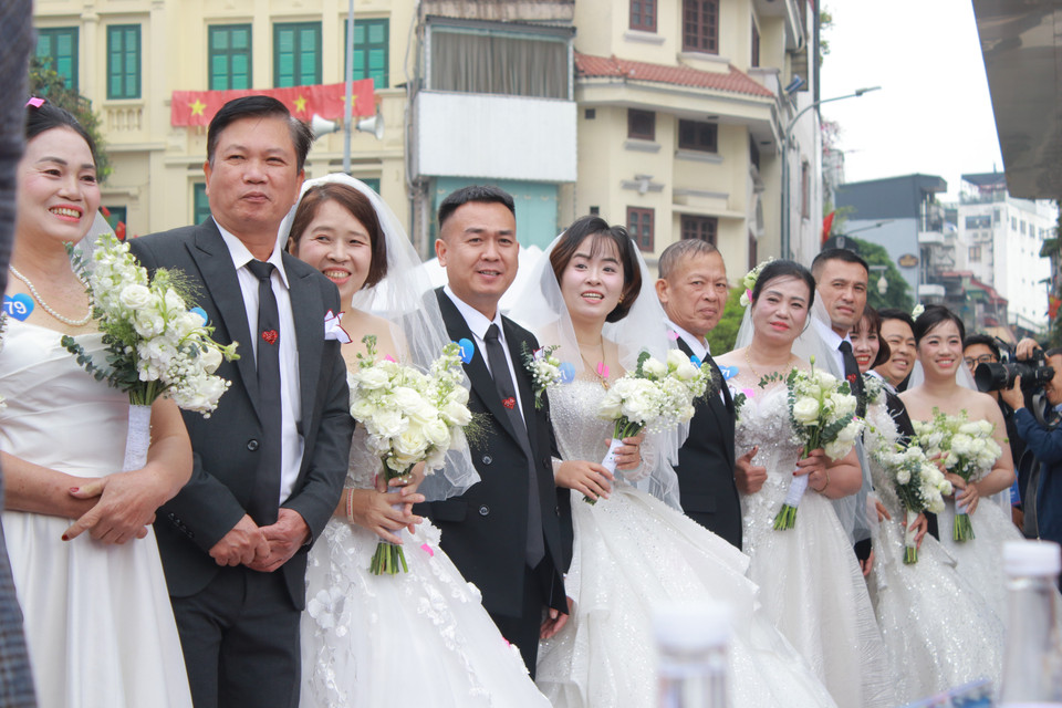 Sáng 6/12 sau lễ khai mạc Lễ hội Việt Nam Hạnh Phúc là Đám cưới 80 cặp đôi: Ngày chung đôi - Yêu là hạnh phúc, diễn ra tại Quảng trường Đông Kinh Nghĩa Thục. (Ảnh: Minh Anh/Vietnam+)