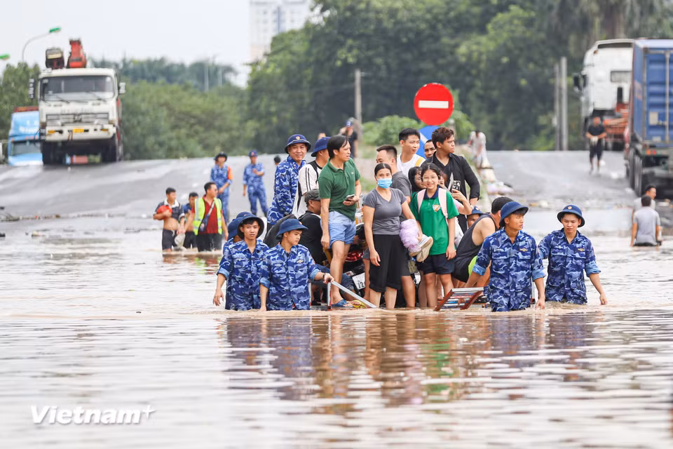 Tại đây lực lượng Cảnh sát biển Việt Nam đã làm phà tự chế từ trước cơn bão số 10 để hỗ trợ người dân. (Ảnh: Hoài Nam/Vietnam+)