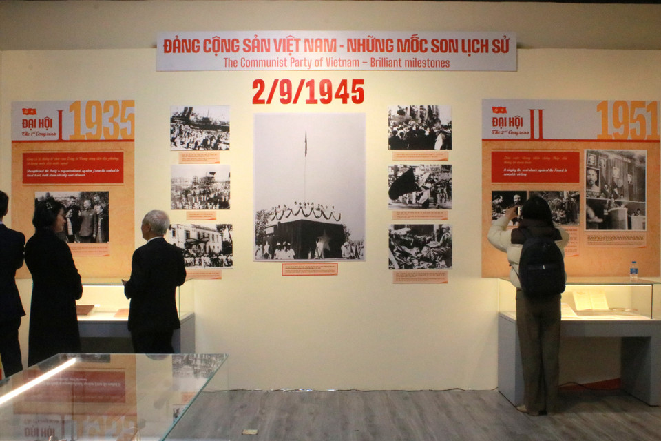 Phần 2 cho thấy các đường lối, chủ trương và chính sách của Đảng qua 13 kỳ đại hội, những mốc son lịch sử của dân tộc và thành tựu của đất nước dưới sự dẫn dắt của Đảng. (Ảnh: Minh Anh/Vietnam+)
