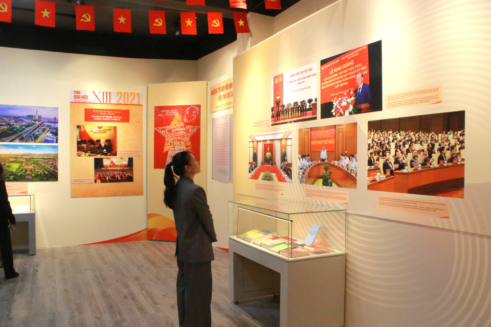 Phần trưng bày này giúp đông đảo tầng lớp nhân dân, đặc biệt là thế hệ trẻ thấy tự hào và ý thức tự lực, tự cường của đất nước, tạo ra động lực tích cực cũng như cho thấy rõ trách nhiệm của mỗi người dân Việt Nam. (Ảnh: Minh Anh/Vietnam+)