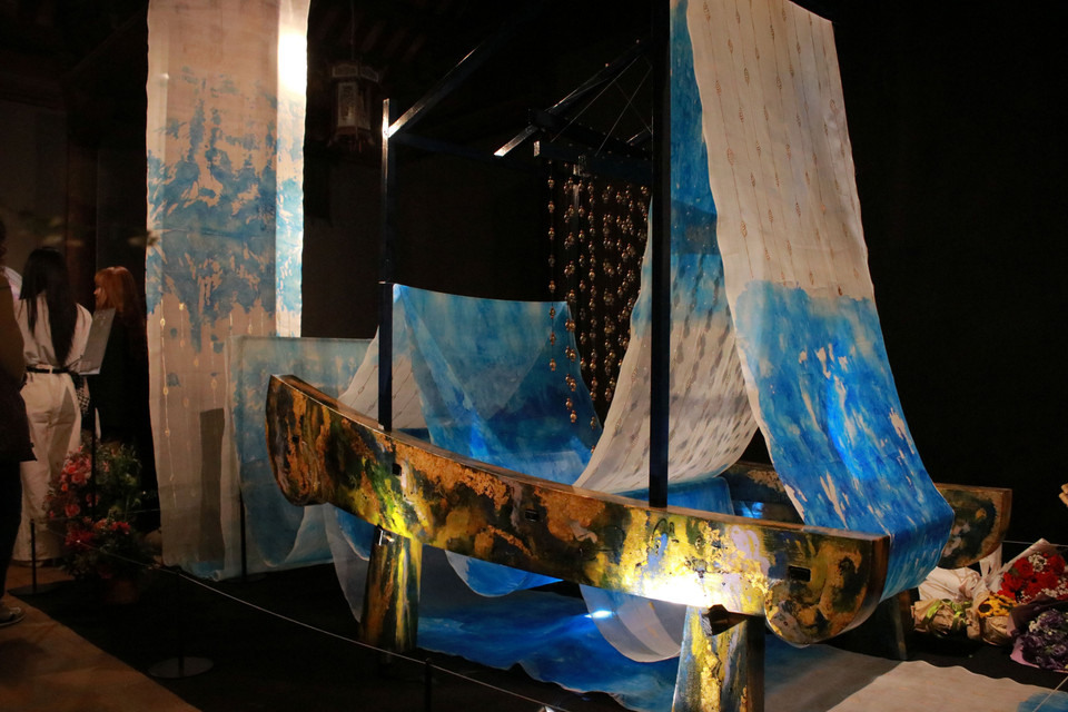 Tác phẩm gỗ, sơn màu, lụa và sắp xếp ánh sáng "Giọt hạnh tơ vàng" là câu chuyện về làng nghề trồng dâu nuôi tằm, lụa, gợi liên tưởng đến người phụ nữ và những phẩm hạnh xưa. (Ảnh: Minh Anh/Vietnam+)