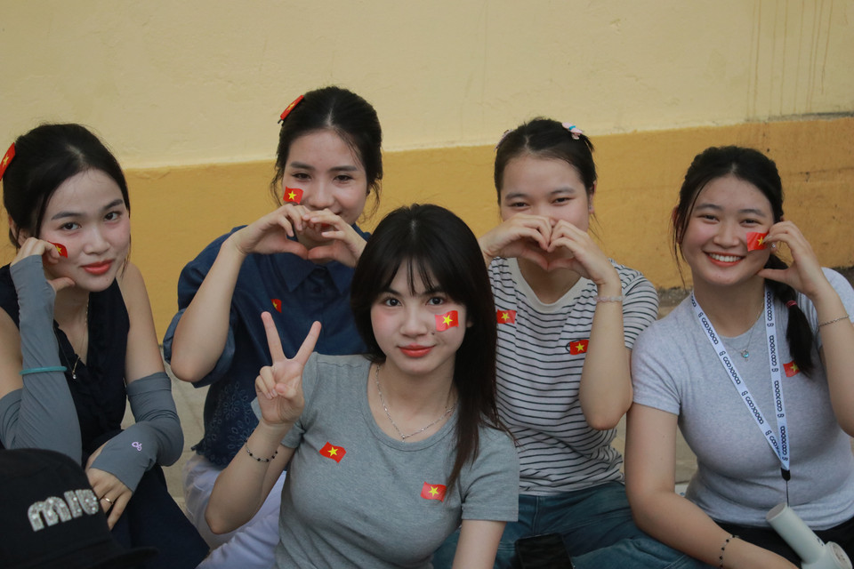 Nhóm bạn trẻ từ Nam Định đi từ 5 giờ sáng, đến Hà Nội khoảng 8 giờ. "Chúng em rất hào hứng và sẵn sàng cho cuộc hợp luyện" diễu hành hôm nay. (Ảnh: Minh Anh/Vietnam+)