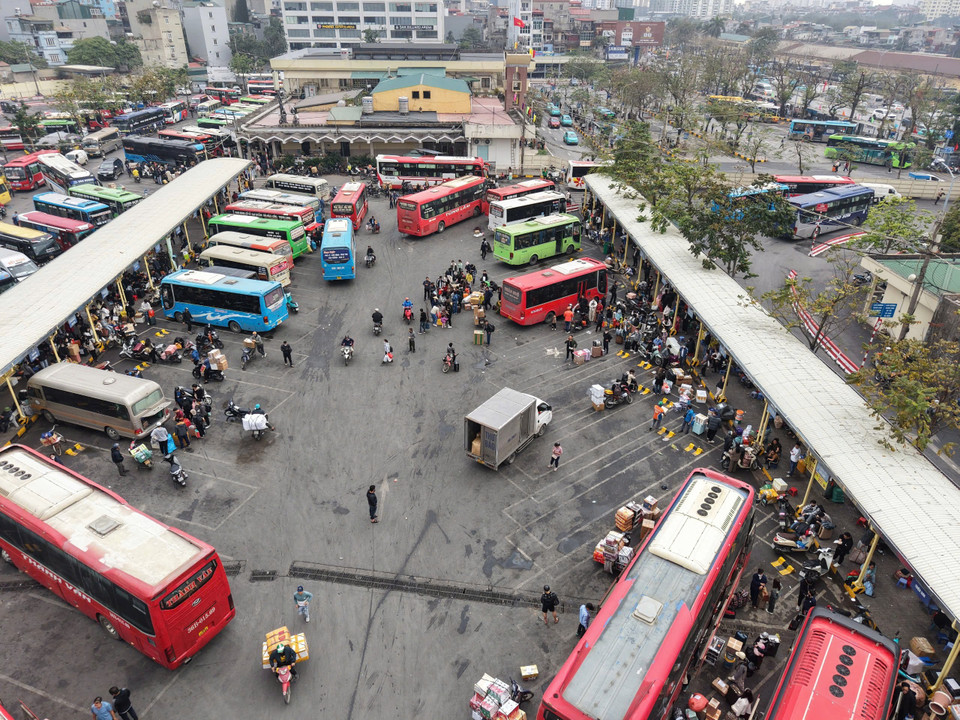 Nhiều người đổ đến bến xe Nước Ngầm để về quê từ buổi chiều. (Ảnh: Hoài Nam/Vietnam+)
