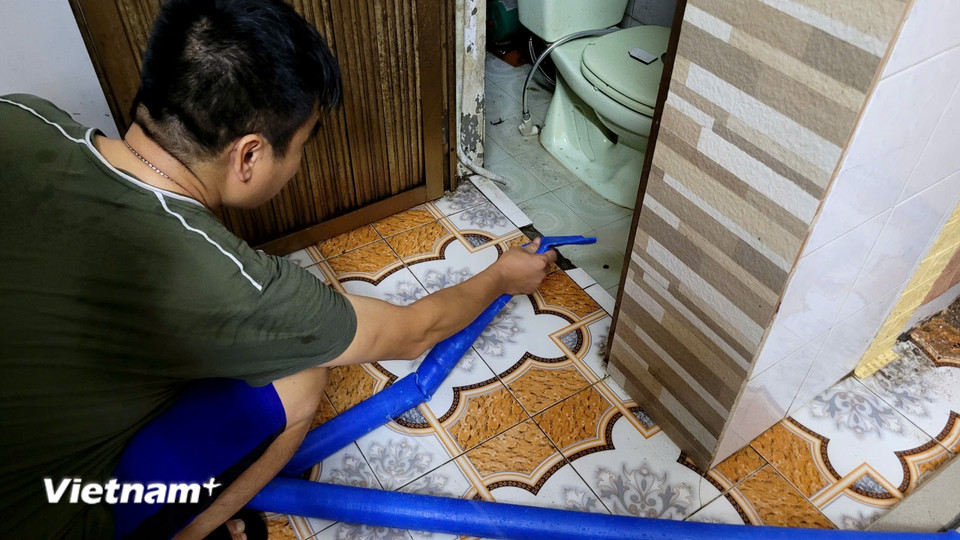 Sau khi sử dụng, nhà anh Hùng còn chia sẻ bơm cho các gia đình hàng xóm có tình trạng "ngập tràn bể" tương tự. Theo chia sẻ của gia đình, trận lụt lịch sử năm 2008 không gây ra ngập nghiêm trọng như năm nay. (Ảnh: Minh Anh/Vietnam+)