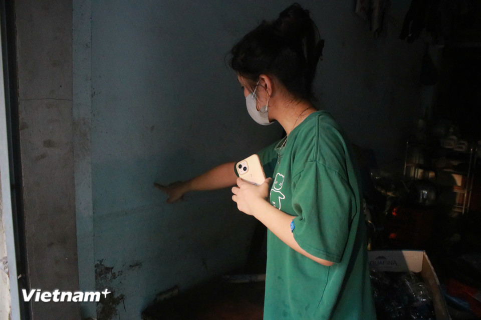 Nước trong nhà ngập ngang bụng người trưởng thành. Đoạn sâu nhất con ngõ khi đứng dưới đường sâu đến ngang cổ vào ngày 30/9-1/10. (Ảnh: Minh Anh/Vietnam+)