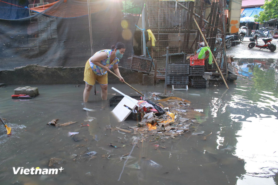 Người dân tích cực dọn rác sau những ngày mưa bão. (Ảnh: Minh Anh/Vietnam+)