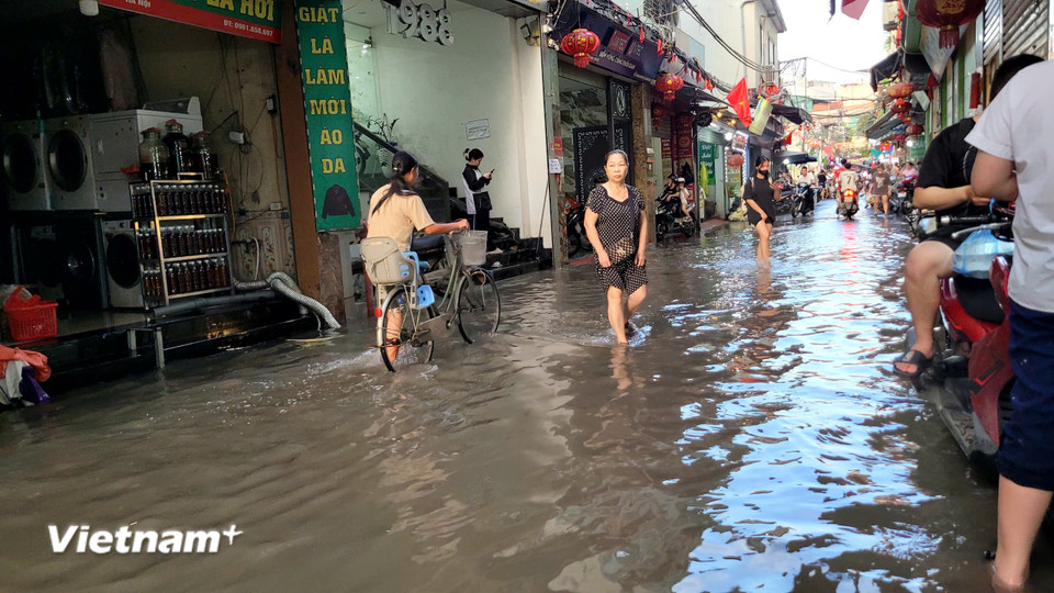 Đến cuối chiều ngày 2/10, nơi được coi như một trong những "rốn lụt" của Hà Nội nước rút đến cổ chân người lớn, nơi trũng hơn ngập đến bắp chân. (Ảnh: Minh Anh/Vietnam+)