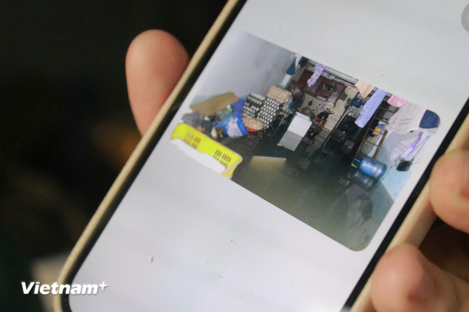 Người dân ngõ chợ ghi lại tình trạng ngập nghiêm trọng, đồ đạc có giá trị "chạy lũ" lên tầng cao hay gác lửng đều được ưu tiên hết sức. (Ảnh: Minh Anh/Vietnam+)