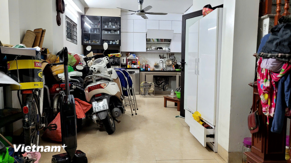 Nhà chị Đỗ Thị Huyền nền cao khoảng 40cm vẫn ngập đến ngang thân xe máy, chấp nhận hỏng một số nội thất gỗ và đồ điện. (Ảnh: Minh Anh/Vietnam+)