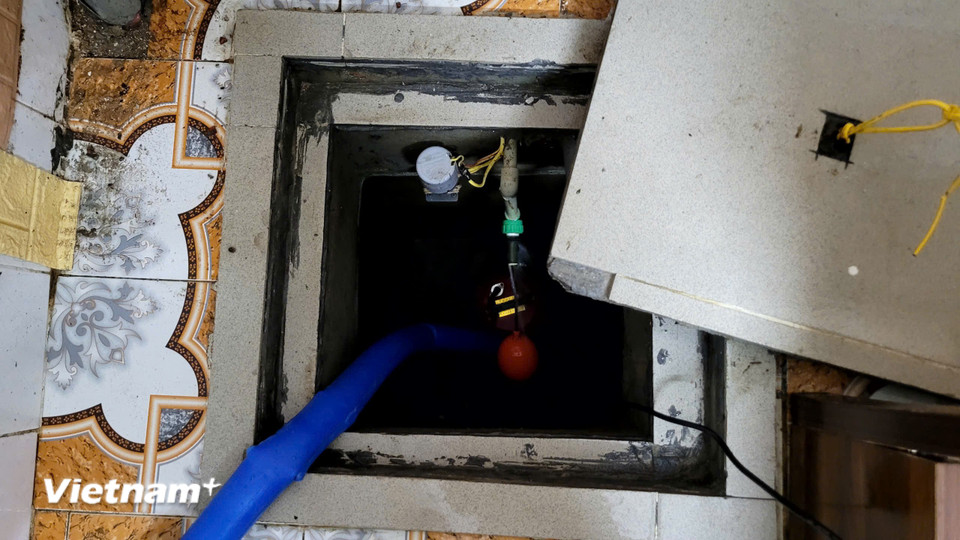 Tại khu vực ngõ 153 Phú Đô, nhà anh Nguyễn Đức Hùng đầu tư gấp một máy bơm 2 triệu đồng để bơm ngược nước từ bể ngầm (khoảng 3 khối) ra ngoài. Trước đó anh cho biết bể đã đầy nước lụt nhưng tầng một vẫn ngập ngang bụng người lớn. (Ảnh: Minh Anh/Vietnam+)