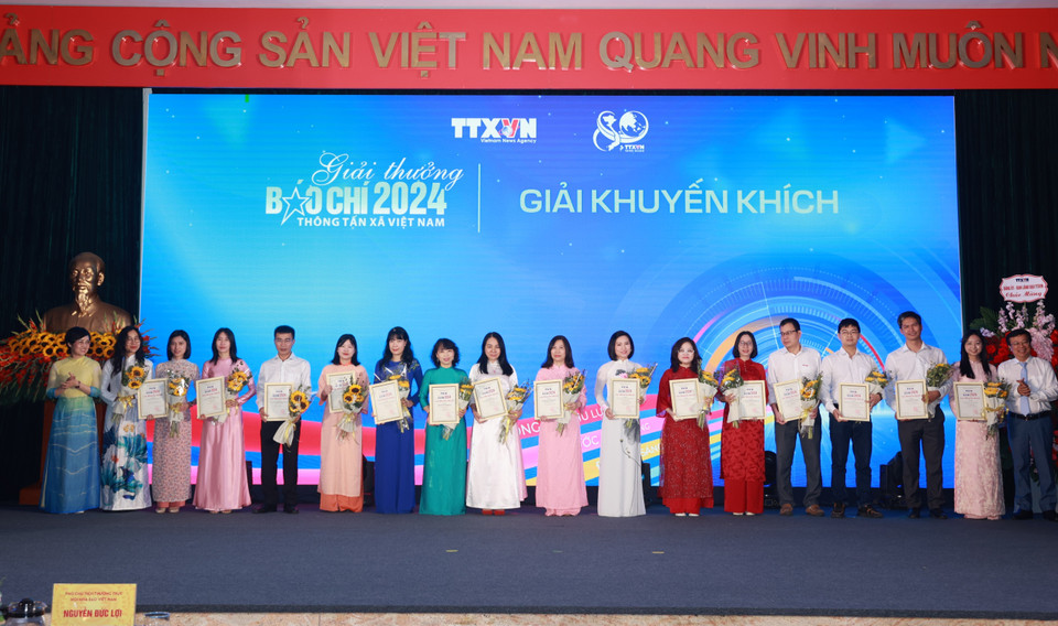 Tập thể tác giả nhận giải Khuyến khích. (Ảnh: Hoài Nam/Vietnam+)