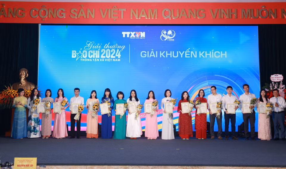 Tập thể tác giả nhận giải Khuyến khích. (Ảnh: Hoài Nam/Vietnam+)