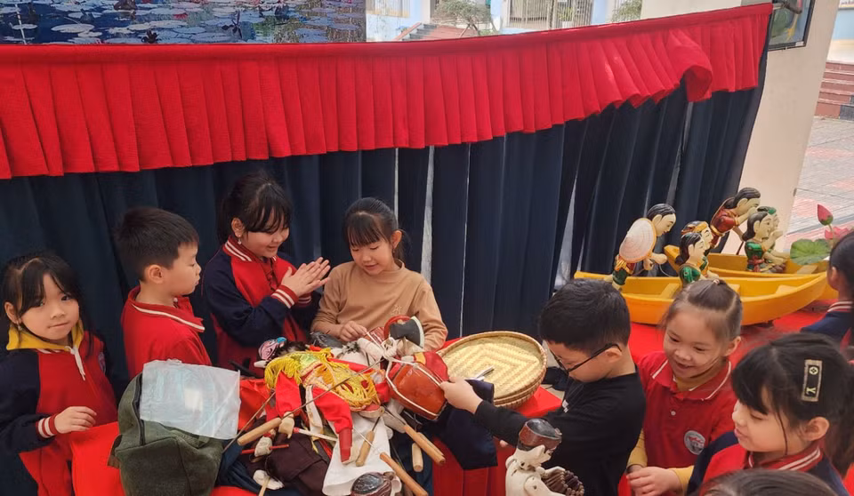 Học sinh trường Tiểu học Mỹ Đức thích thú tìm hiểu, tận tay chạm những chú rối ngộ nghĩnh. (Ảnh: Hương Ly/Vietnam+)