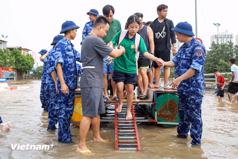 Mỗi ca có 12-14 cán bộ chiến sỹ, sáng từ 7 đến 10 giờ, chiều 13 đến 15 giờ và chiều tối 17 đến 19 giờ. (Ảnh: Hoài Nam/Vietnam+)