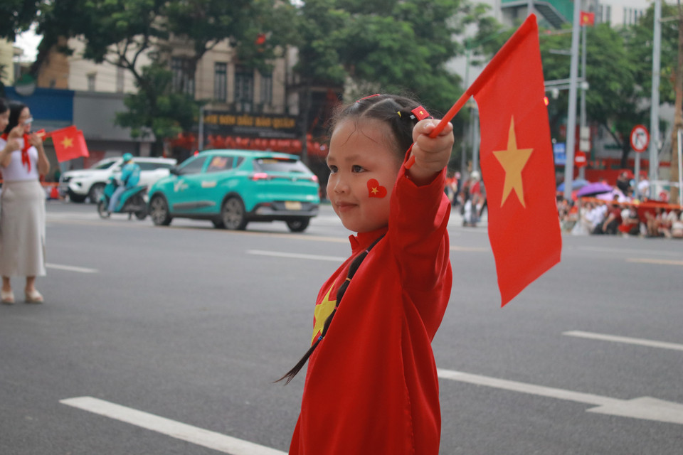 Khu vực này dự kiến đón các khối nghi trượng, khối hồng kỳ, khối quân đội nước ngoài, quân dân tự vệ, công an, khối xe bánh lốp. Từ 11 giờ 30 phút, nhiều tuyến phố đã bị hạn chế phương tiện để sẵn sàng cho công tác hợp luyện diễu binh diễu hành. (Ảnh: Minh Anh/Vietnam+)