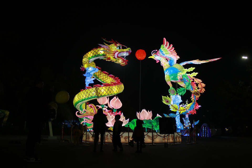 Giải ba cuộc thi thuộc về một đại diện khác của Việt Nam từ tỉnh Tuyên Quang, tác phẩm "Long phượng sum vầy" của đội Sắc màu cuộc sống. (Ảnh: Minh Anh/Vietnam+)