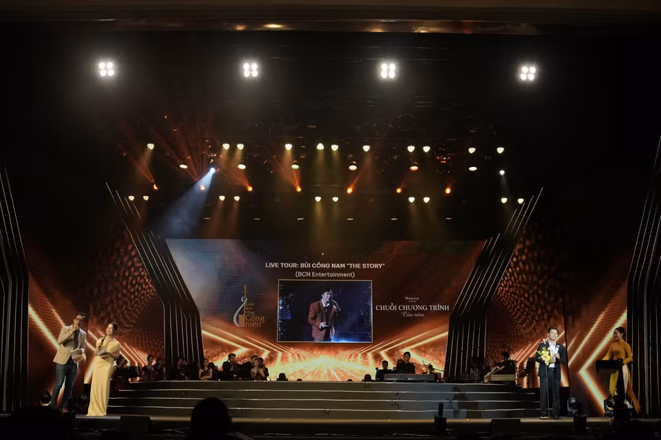 Đại diện của Bùi Công Nam nhận giải hạng mục Chuỗi chương trình của năm - Live Tour: Bùi Công Nam "The Story." (Ảnh: BTC)