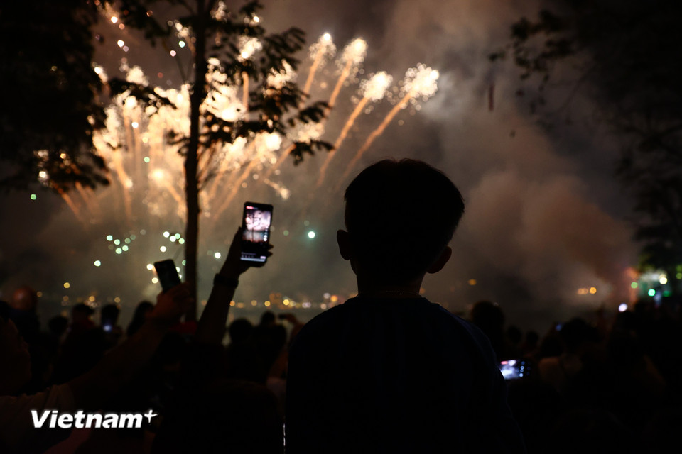 Khoảnh khắc pháo hoa lúc 0 giờ ngày 17/2 Dương lịch, tức 1/1/2026 Âm lịch tại Hồ Gươm (Hà Nội) khiến nhiều người lặng lẽ chiêm ngưỡng. (Ảnh: Minh Anh/Vietnam+)