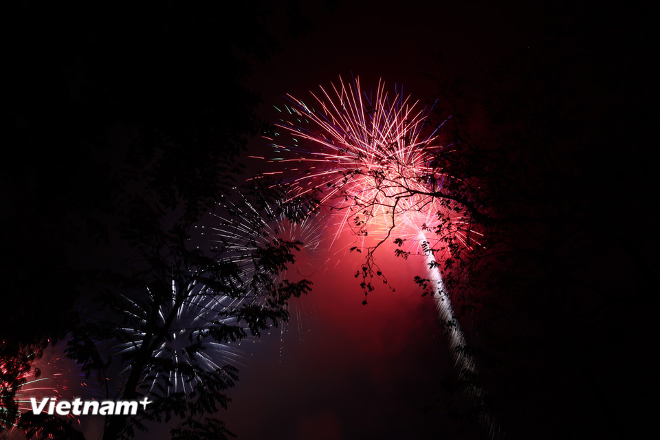 Tầm nhìn pháo hoa tầm cao tại khu vực đồng hồ (ngã tư Hàng Khay). (Ảnh: Minh Anh/Vietnam+)