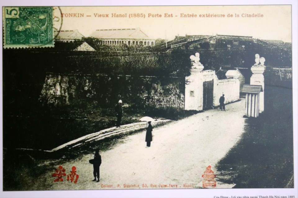 Chợ Đồng Xuân cửa Đông, phía ngoài thành Hà Nội năm 1885. (Ảnh thuộc bộ sưu tập cá nhân)