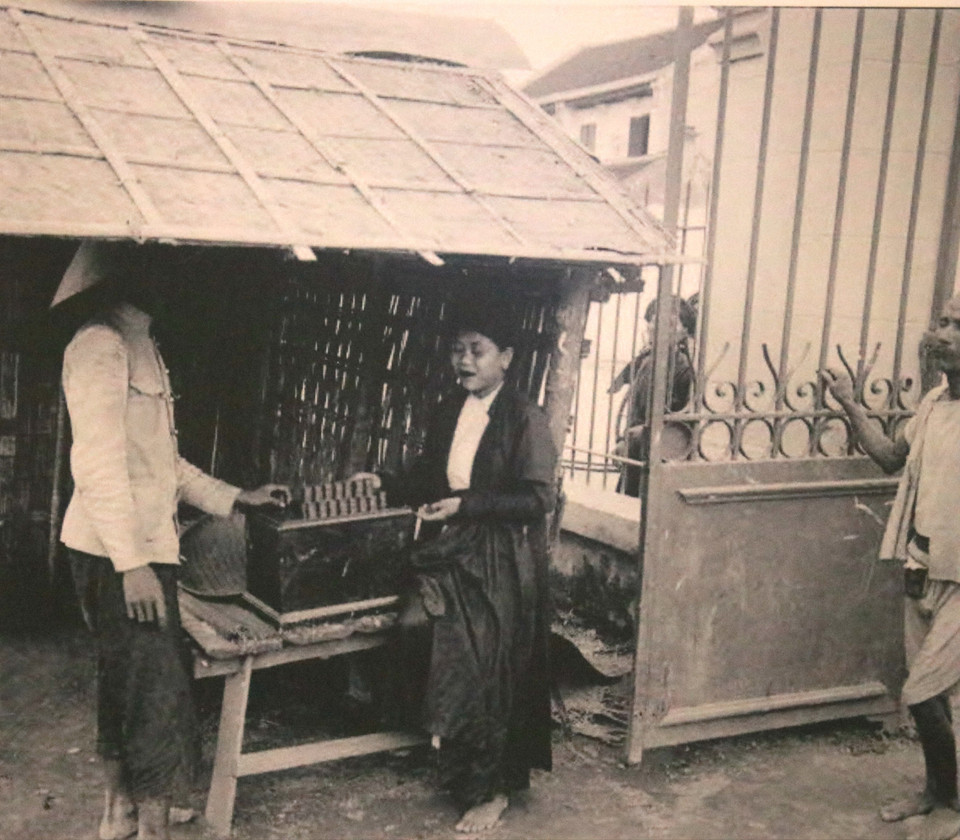 Bàn đổi tiền ở chợ. (Ảnh thuộc một bộ sưu tập cá nhân)