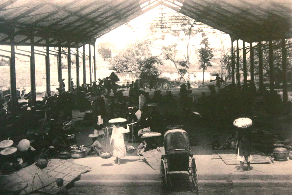 Bên trong một gian chợ, phía sau là ao chưa lấp trước năm 1895. (Ảnh thuộc một bảo tàng của Pháp)