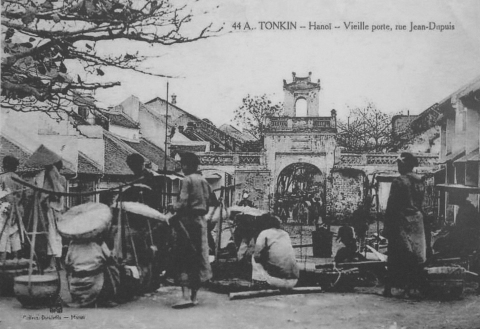 Gần chợ có Ô Quan Chưởng, ảnh chụp khoảng năm 1908.