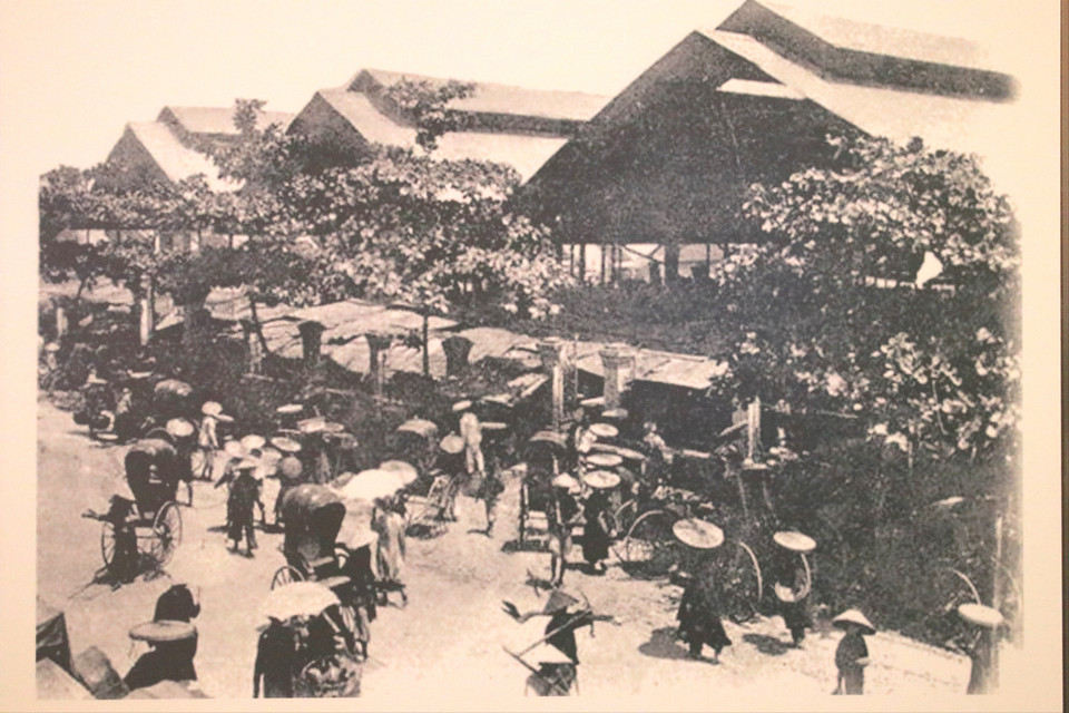 Phía trước chợ Đồng Xuân với ba gian nhà khung thép được dựng từ năm 1901. (Ảnh thuộc bộ sưu tập cá nhân)