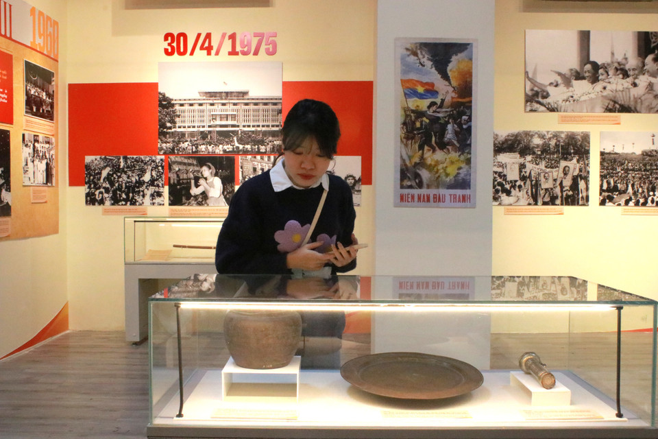 Giới trẻ chăm chú tham quan triển lãm. (Ảnh: Minh Anh/Vietnam+)