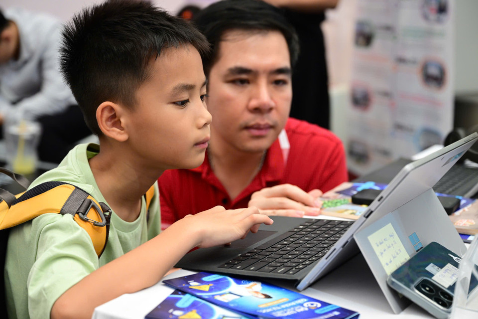 Các sản phẩm dễ sử dụng không chỉ đối với học sinh... (Ảnh: PV/Vietnam+)