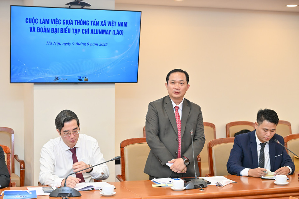 Tổng biên tập Vanlaty Khamvanvongsa là trưởng đoàn đại biểu Tạp chí Alunmay. Đây là tờ báo có nhiệm vụ tuyên truyền các vấn đề lý luận chính trị của Đảng Nhân dân Cách mạng Lào, đồng thời là kênh thông tin chính thống, có uy tín về lý luận chính trị trong nước, khu vực và quốc tế . (Ảnh: Minh Sơn/Vietnam+)