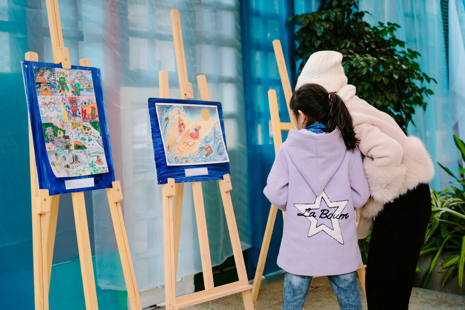 Cá chép về trời là một trong những hình tượng quen thuộc nhất trên các bức tranh này. (Ảnh: CTV/Vietnam+)