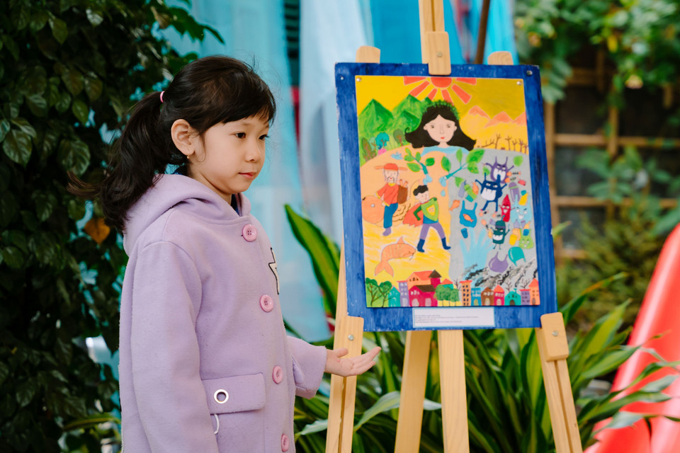 Bé Bùi Bảo An - giải Ba hạng mục tranh truyền cảm hứng cùng tác phẩm "Chiến đấu với quái vật nilong, chai nhựa." (Ảnh: CTV/Vietnam+)