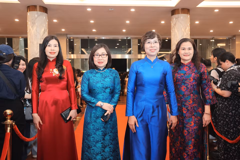 Tổng giám đốc Thông tấn xã Việt Nam bà Vũ Việt Trang (áo dài xanh trơn) cùng các Phó Tổng giám đốc Thông tấn xã Việt Nam - bà Đoàn Thị Tuyết Nhung (trái), bà Nguyễn Thị Sự (phải) và bà Đỗ Thị Trang - Phó Bí thư chuyên trách Đảng ủy Thông tấn xã Việt Nam (áo đỏ). (Ảnh: Minh Anh/Vietnam+)