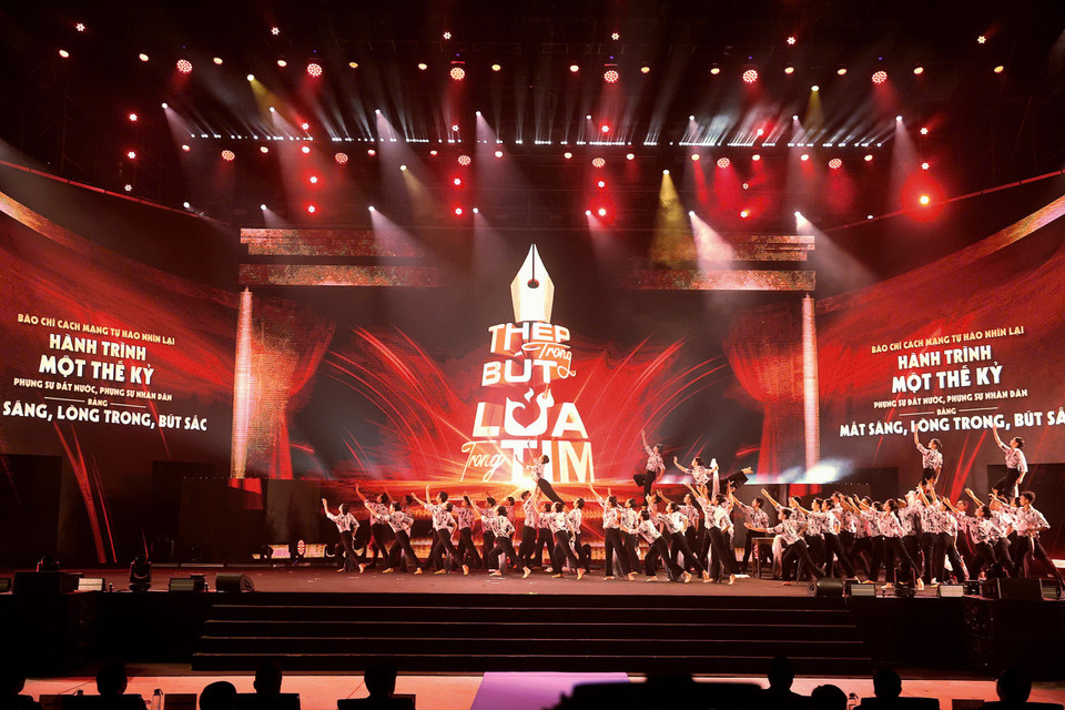 Tối 21/6 tại Hà Nội đã diễn ra Lễ trao Giải Báo chí Quốc gia lần thứ XIX. Giải Báo chí Quốc gia không chỉ là đích đến của những tác phẩm xuất sắc, mà còn là nơi ghi nhận, tôn vinh hành trình bền bỉ, tận tâm của hàng ngàn nhà báo trên khắp mọi miền đất nước. (Ảnh: Hoài Nam/Vietnam+)