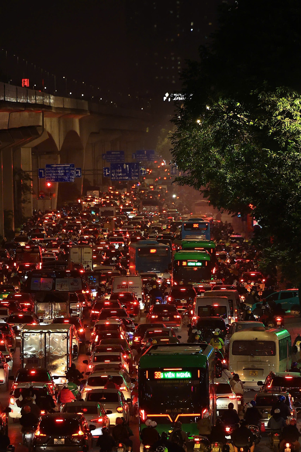 Cuối chiều ngày 24/1 (25 tháng Chạp), lưu lượng giao thông tại khu vực các cửa ngõ tăng cao từ sớm do có một bộ phận người dân rời khỏi thành phố. (Ảnh: Minh Sơn/Vietnam+)