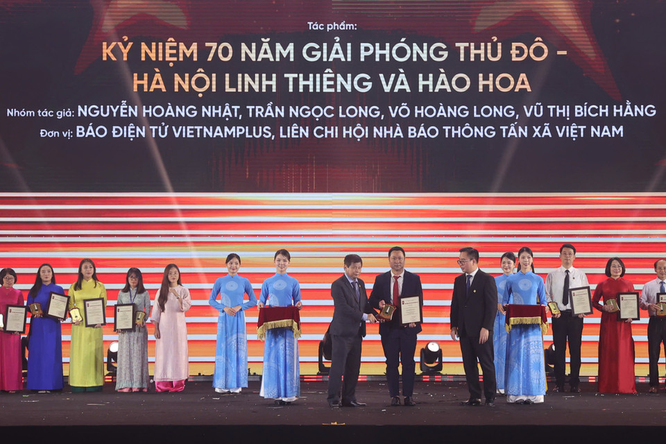 Nhà báo Trần Ngọc Long, đại diện nhóm tác giả Báo Điện tử VietnamPlus, nhận giải Khuyến khich cho tác phẩm "Kỷ niệm 70 năm Giải phóng Thủ đô - Hà Nội linh thiêng và hào hoa." (Ảnh: Hoài Nam/Vietnam+)